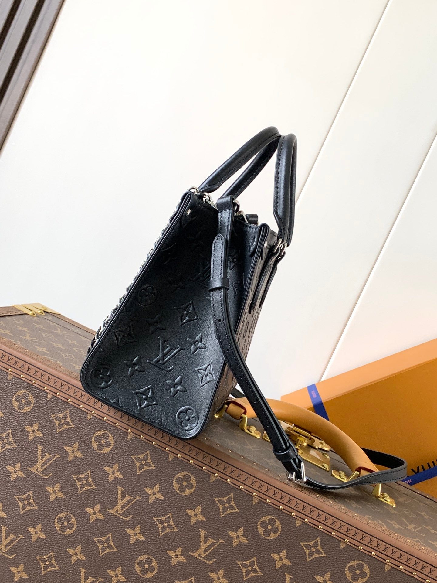 Louis Vuitton Onthego PM Empreinte Leder mit Kettenriemen