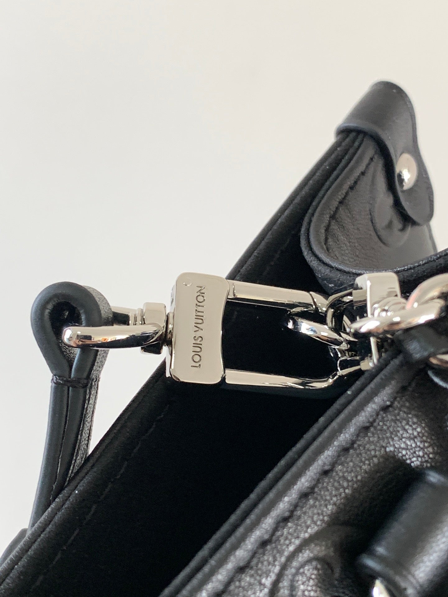 Louis Vuitton Onthego PM Empreinte Leder mit Kettenriemen