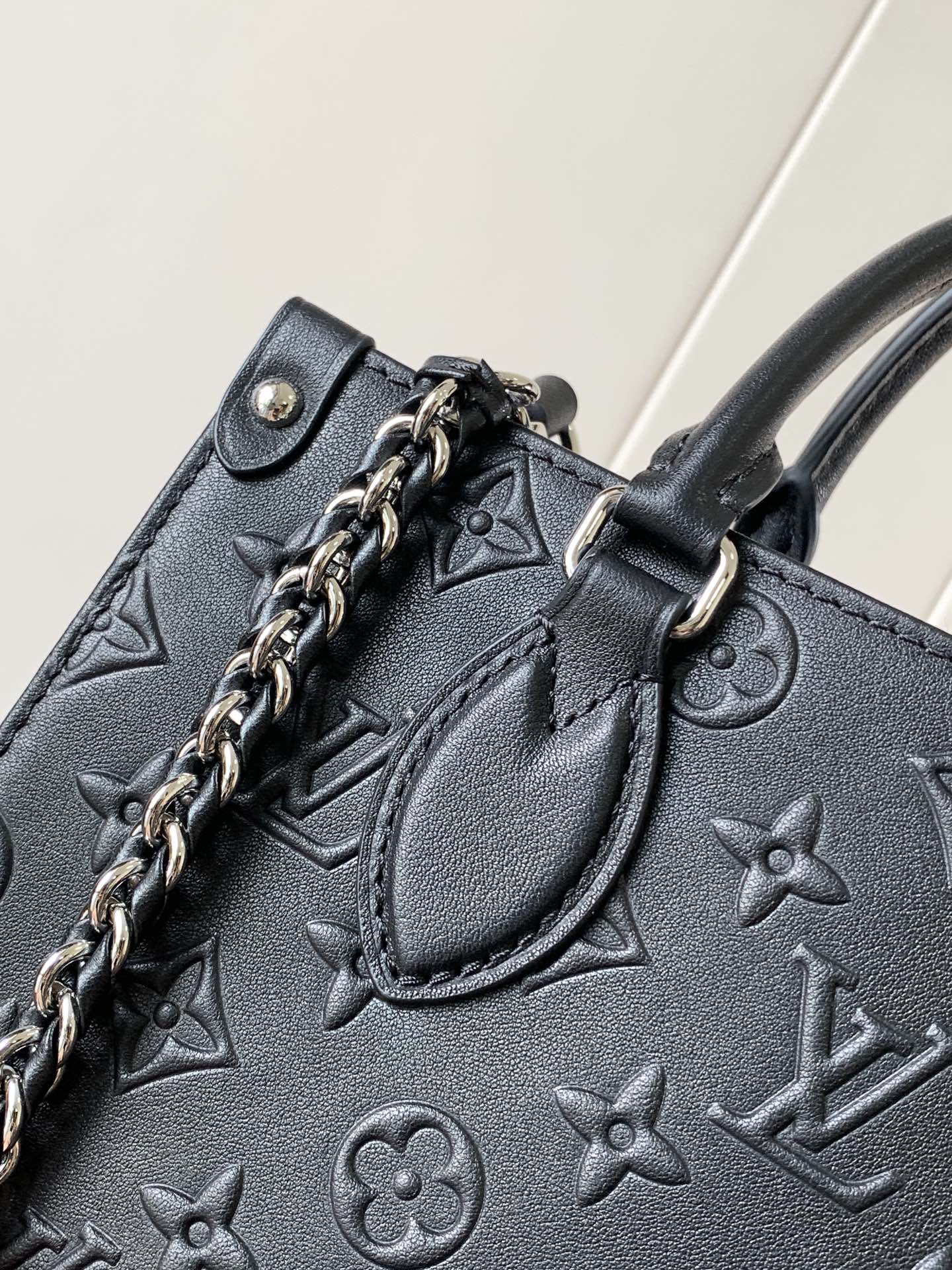 Louis Vuitton Onthego PM Empreinte Leder mit Kettenriemen