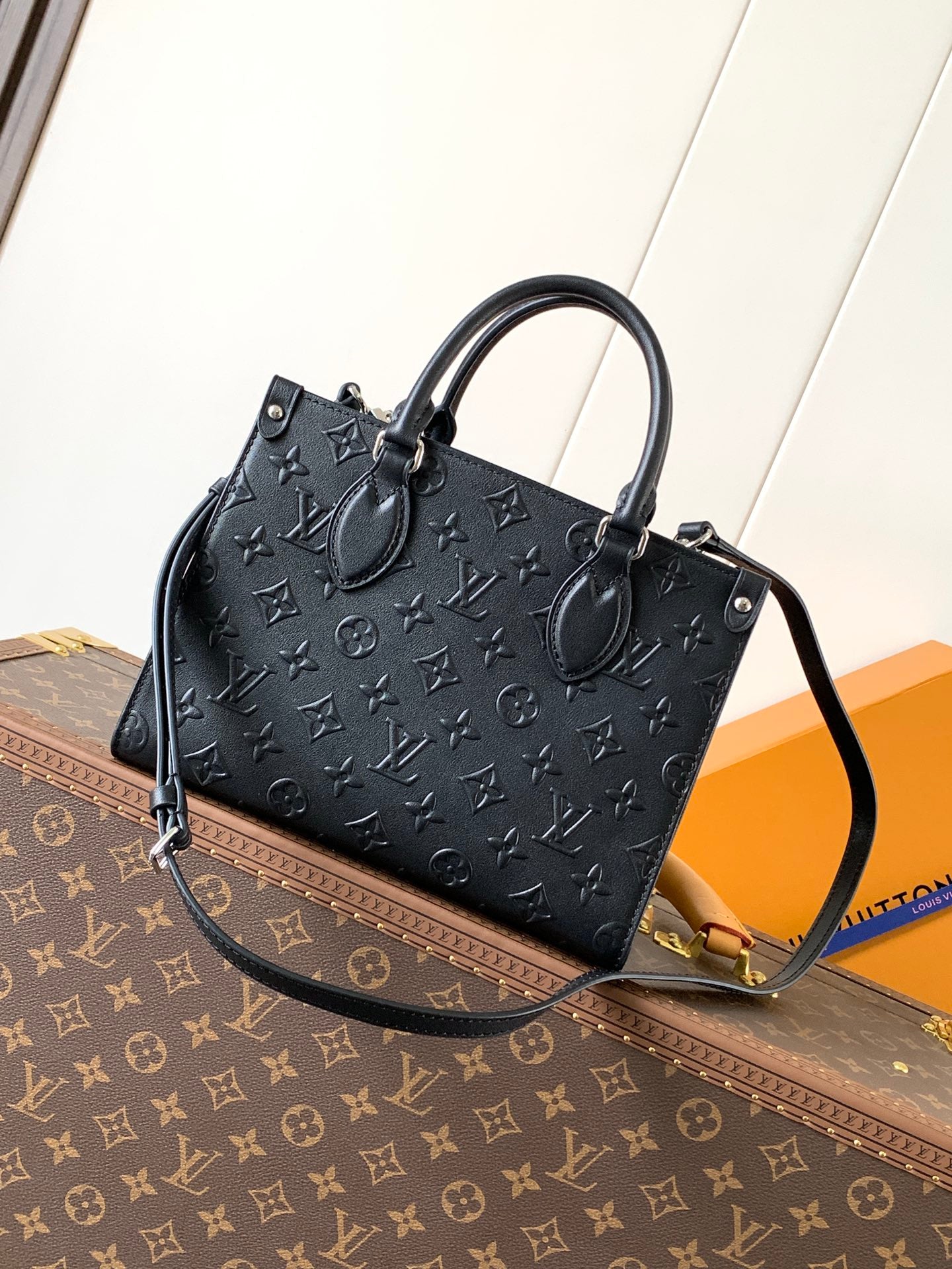 Louis Vuitton Onthego PM Empreinte Leder mit Kettenriemen