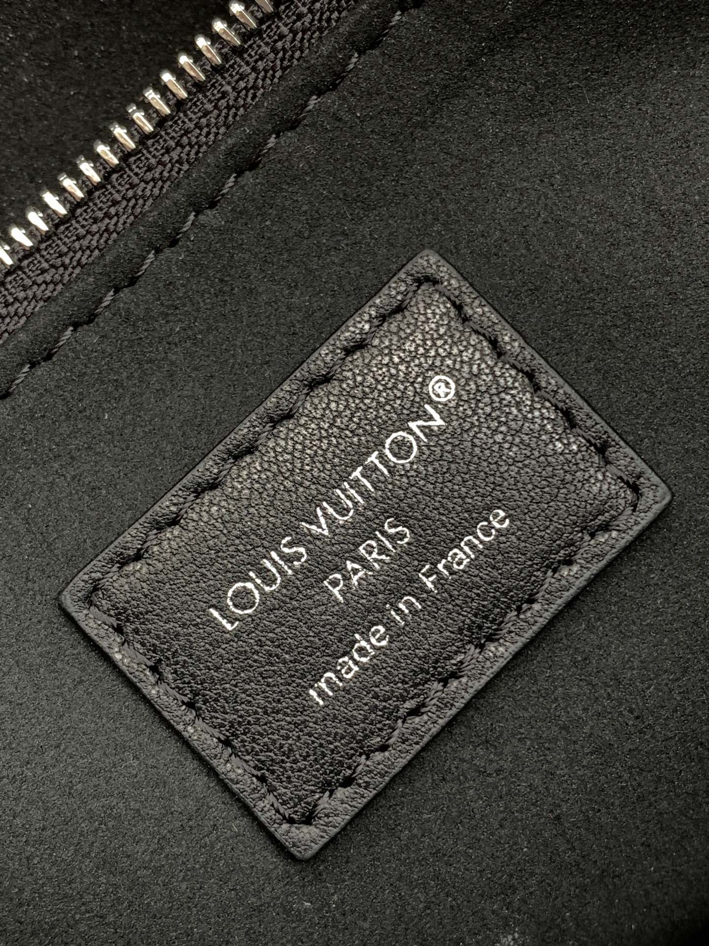 Louis Vuitton Onthego PM Empreinte Leder mit Kettenriemen