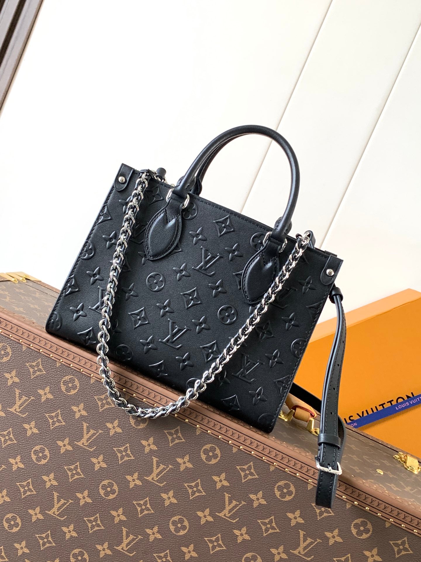 Louis Vuitton Onthego PM Empreinte Leder mit Kettenriemen
