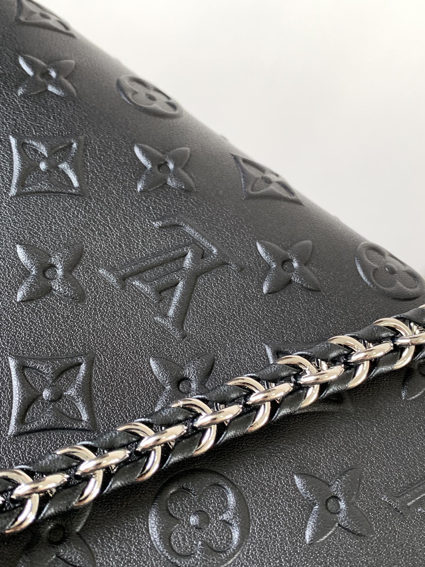 Louis Vuitton Onthego PM Empreinte Leder mit Kettenriemen